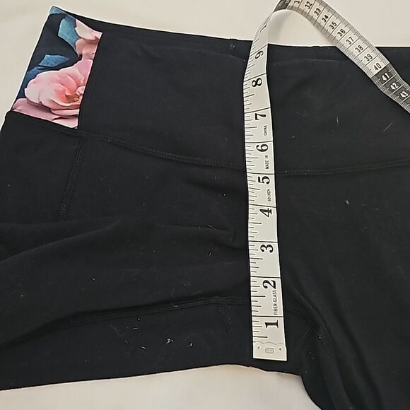 Lululemon Crop Leggings with Floral Top and Bottom size 8 - Picture 3 of 7